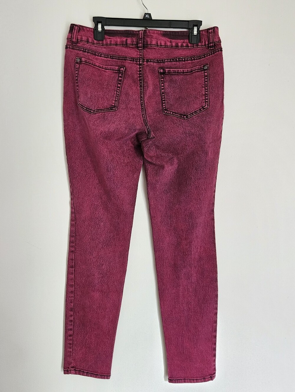 L.E.I. Emma Stretchy Jeggings in Magenta & Black Dyed Denim: Junior's Size 15 - Picture 4 of 5